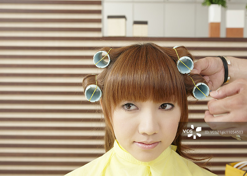 年轻女人在卷发图片素材