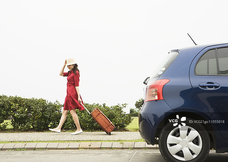 一位拉着行李箱的女人图片素材