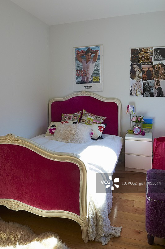 现代卧室床头柜红色床图片素材