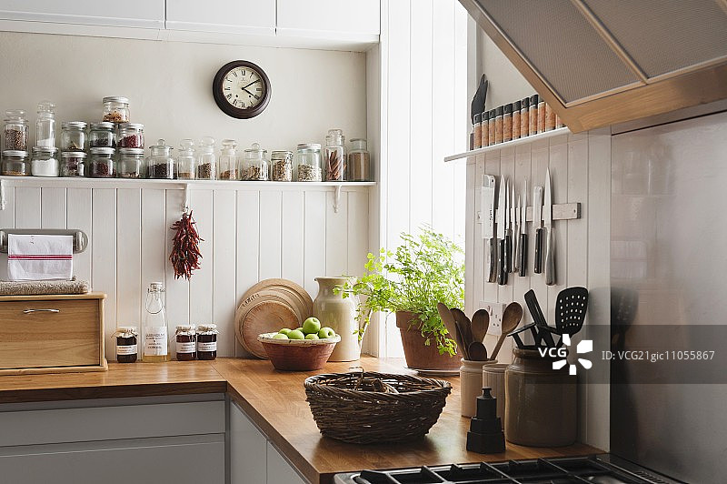 厨房内的开放式置物架和实心橡木台面，配白色木质墙板图片素材
