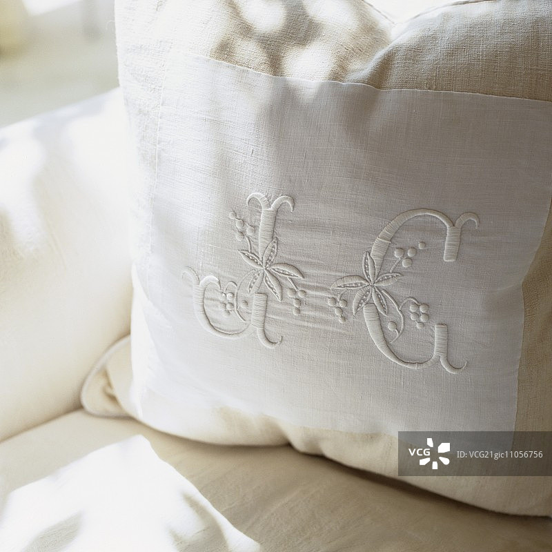 绣有首字母的白色靠垫图片素材