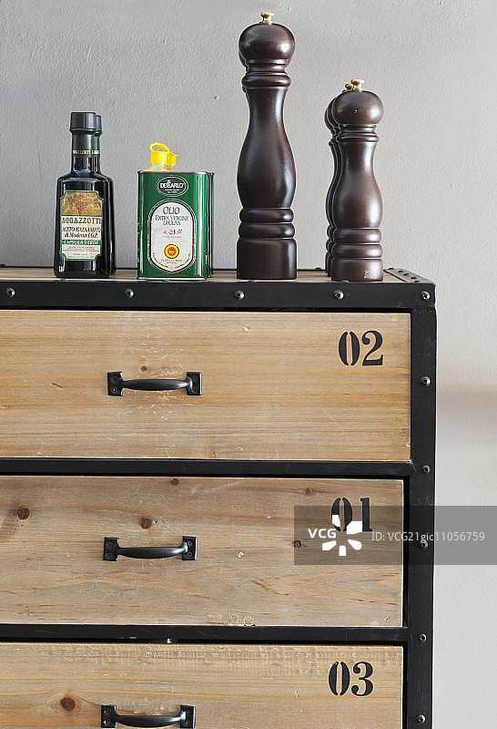 抽屉柜上的油和香料磨图片素材