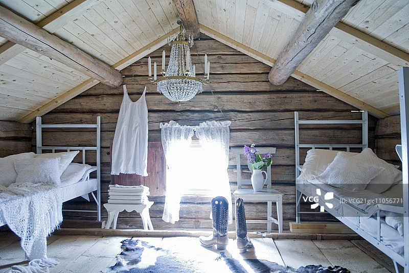 简约阁楼卧室，配双人床和白色吊灯图片素材