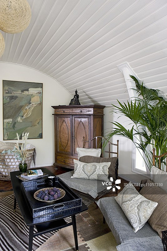 木质拱顶下室内设计的折衷主义风格图片素材