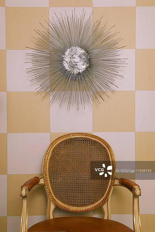 白色黄色格子墙纸墙面装饰的洛可可网状靠背椅图片素材