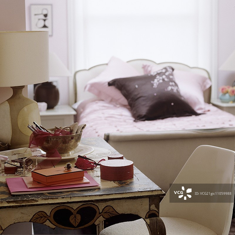 复古桌子上带有传统雪橇床的红色木箱图片素材