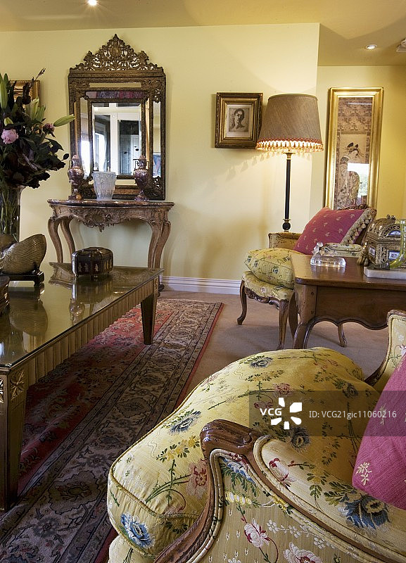 巴洛克风格客厅：华丽的墙镜和镀金玻璃咖啡桌图片素材