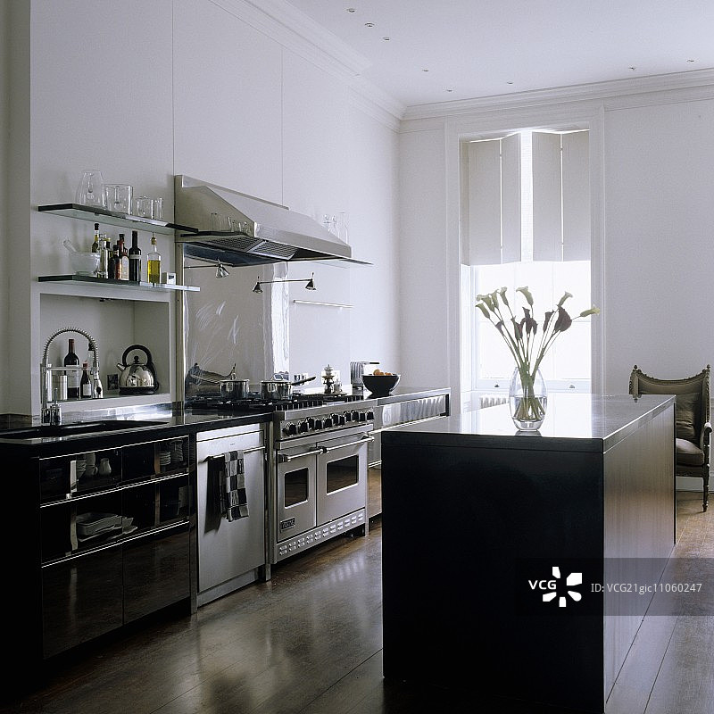 带独立式厨房台面的历史建筑中的开放式厨房图片素材