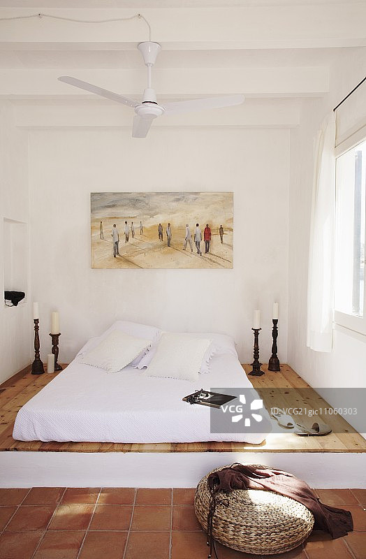地中海卧室：带高架床垫和吊扇图片素材