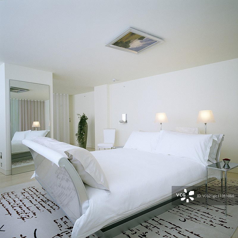 伦敦优雅酒店客房：地毯上手写图案，设计师雪橇床，天花板上的画作图片素材