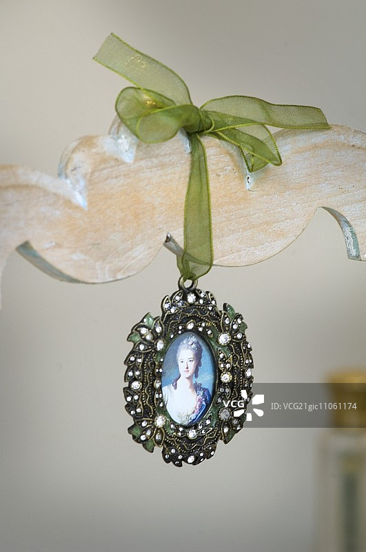 怀旧：装饰椅子的雪纺丝带上的椭圆形吊坠图片素材