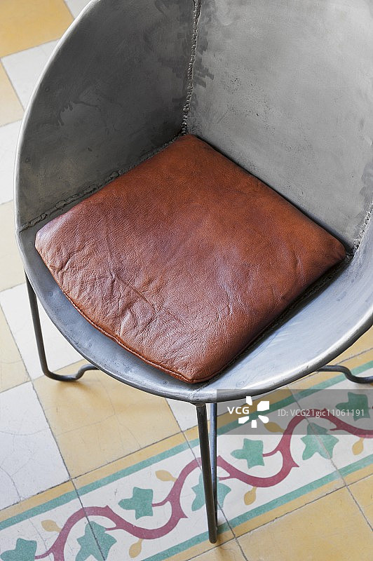 50年代风格棕色皮革椅垫焊接钢扶手椅图片素材