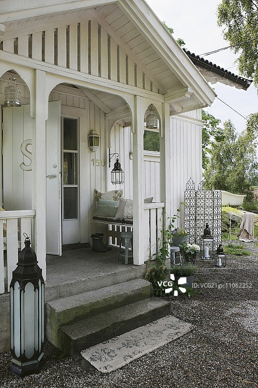 带小阳台的田园木屋图片素材