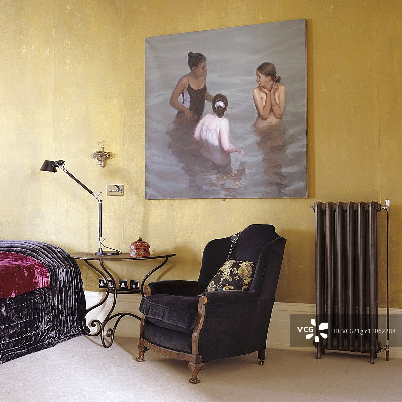 古董扶手椅和边桌，背景是金漆墙和一幅画图片素材