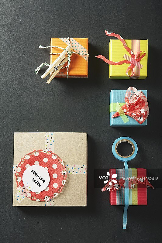 用和纸胶带装饰的小礼品盒图片素材