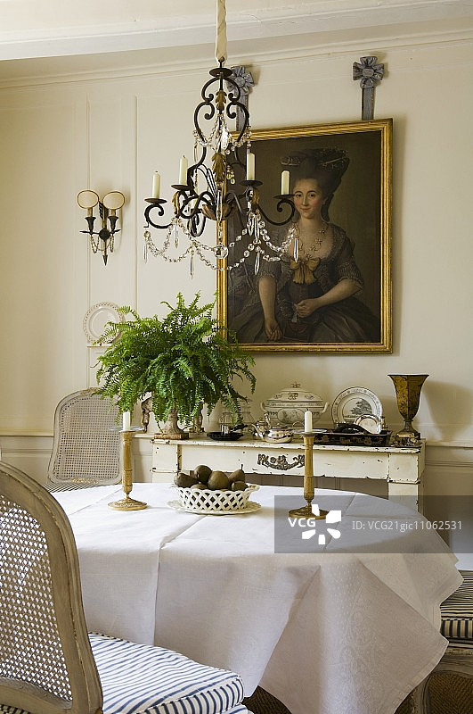 餐桌上的黄铜烛台和玻璃珠吊灯图片素材