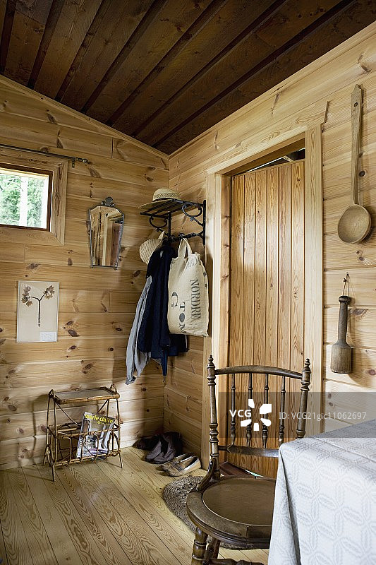 从餐桌看向简朴木屋入口区域的景色图片素材