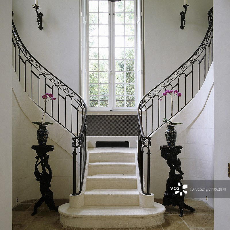地中海乡村别墅门厅，中央台阶通向两个楼梯图片素材