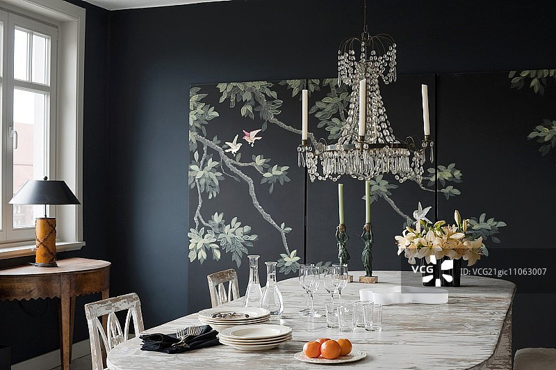 破旧别致的餐桌椅；背景是中国风彩绘屏风图片素材