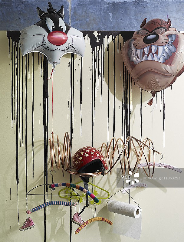 装饰有卡通人物箔气球的现代衣帽架图片素材
