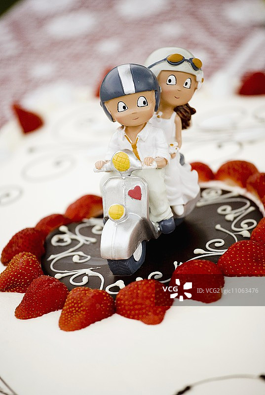 婚礼蛋糕上的装饰新婚夫妇图片素材