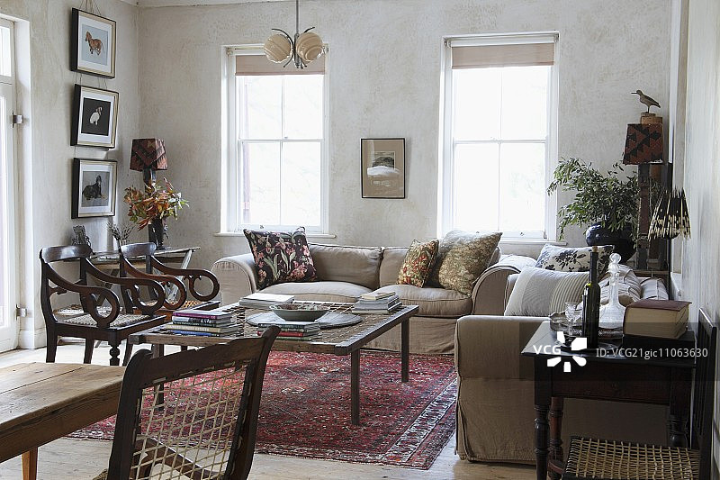 开放式客厅中的木制椅子、沙发和简约咖啡桌图片素材