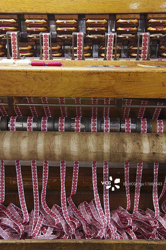 从织布机中出来的成品织带图片素材