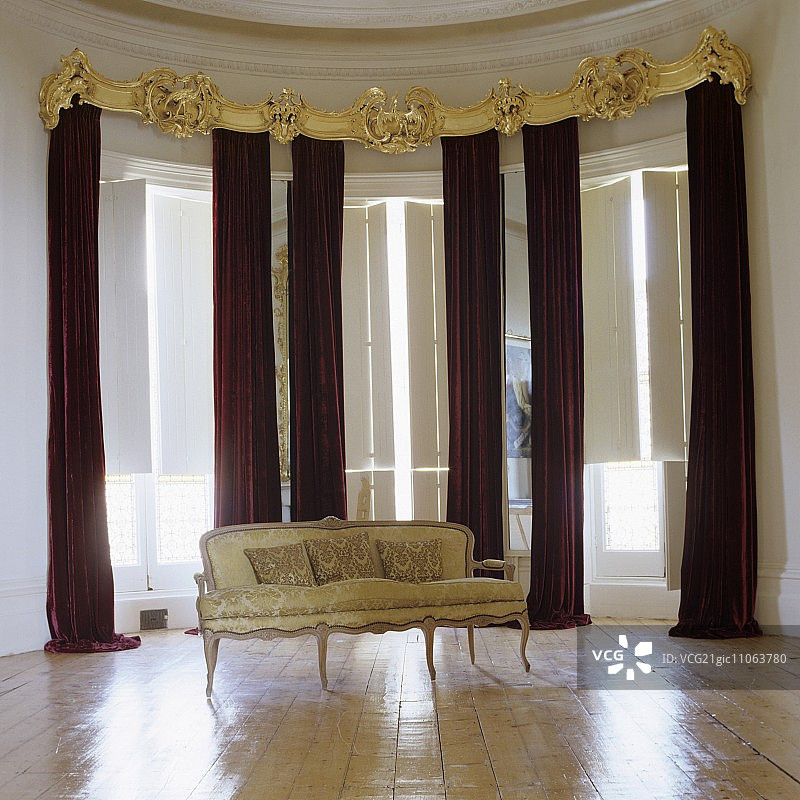 炮塔洛可可风格长椅与优雅帷幔图片素材