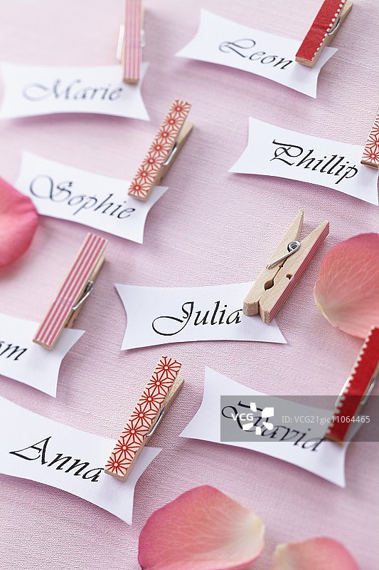 带有装饰性衣夹的客人座位牌图片素材