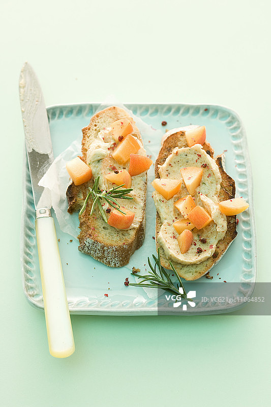 两片涂有杏仁酱和杏子的面包图片素材