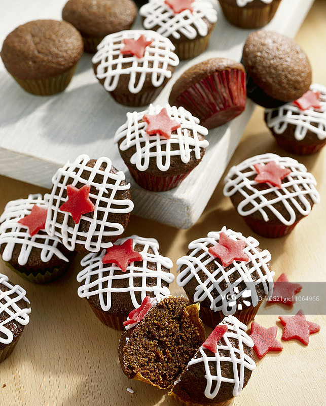 金色糖浆装饰的巧克力松饼图片素材