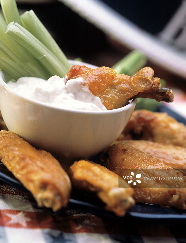 蘸着蓝纹奶酪的布法罗鸡翅和芹菜图片素材