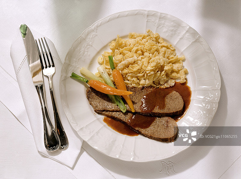 腌制牛肉配德式面疙瘩和蔬菜图片素材