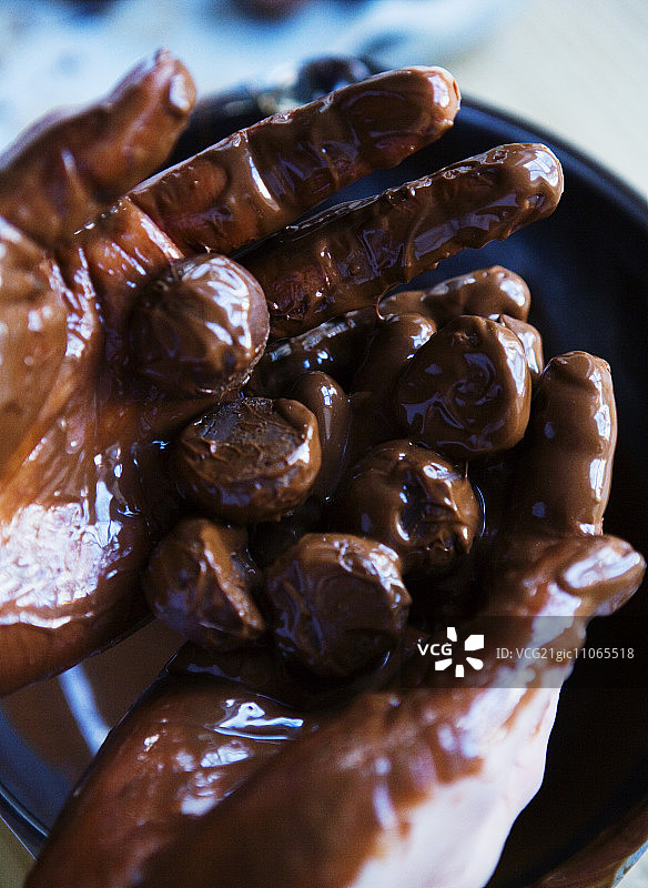 巧克力釉裹果仁糖图片素材