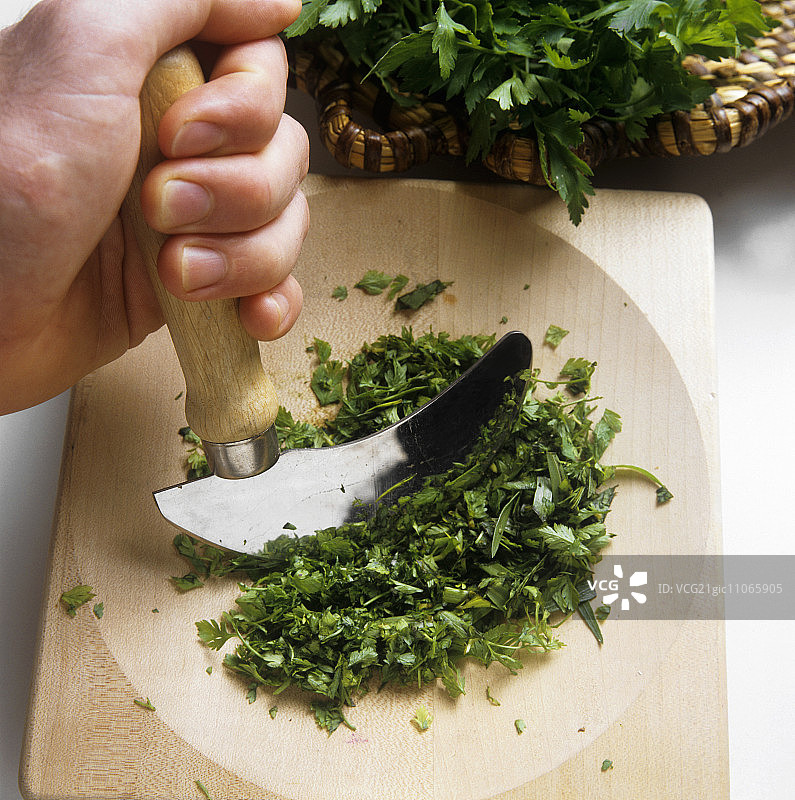 用弯月刀切欧芹图片素材