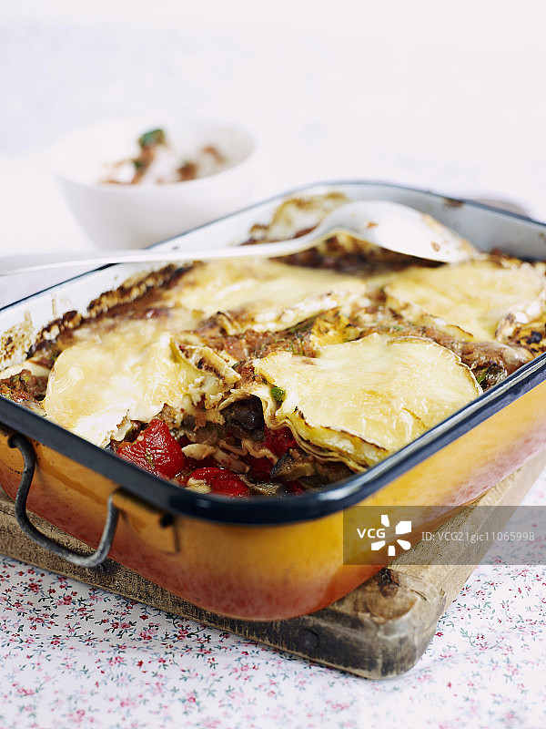 茄子、番茄和托姆奶酪蔬菜千层面图片素材