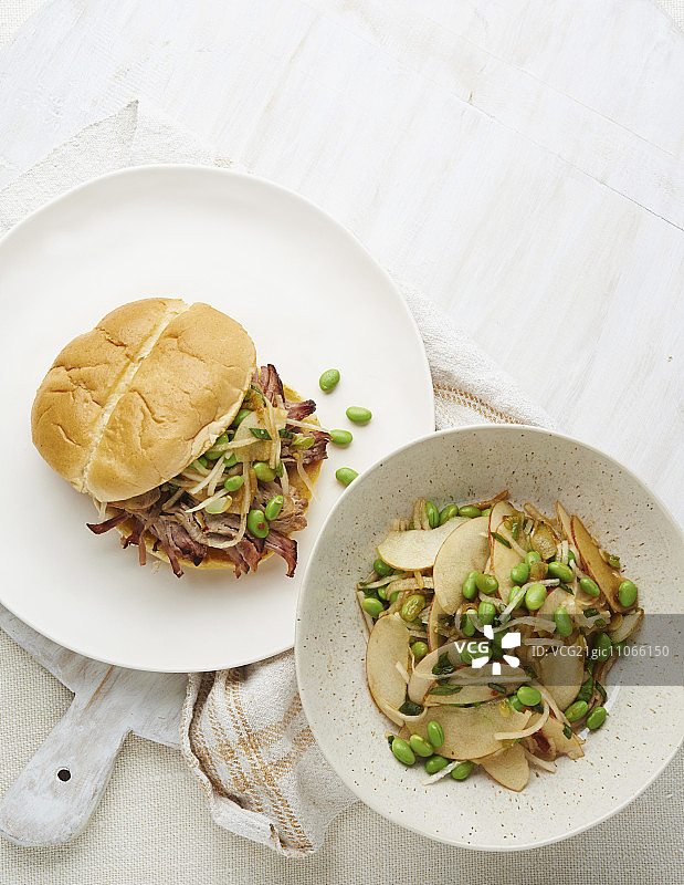 搭配亚洲凉拌卷心菜的烤猪肉三明治图片素材