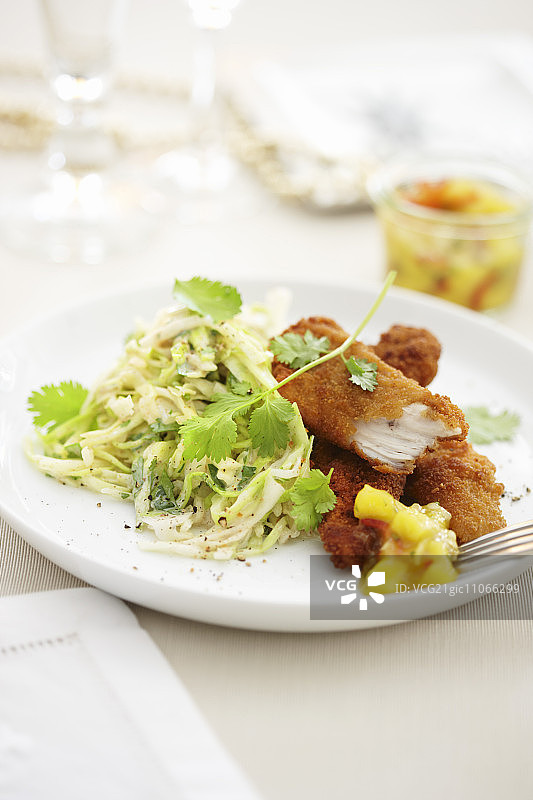 炸鸡条配凉拌卷心菜图片素材