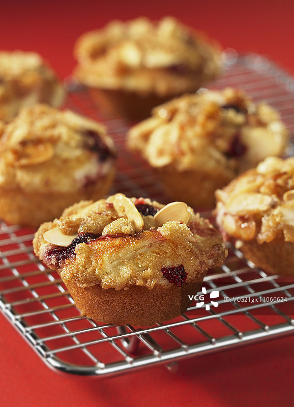 覆盆子酥皮蛋糕图片素材