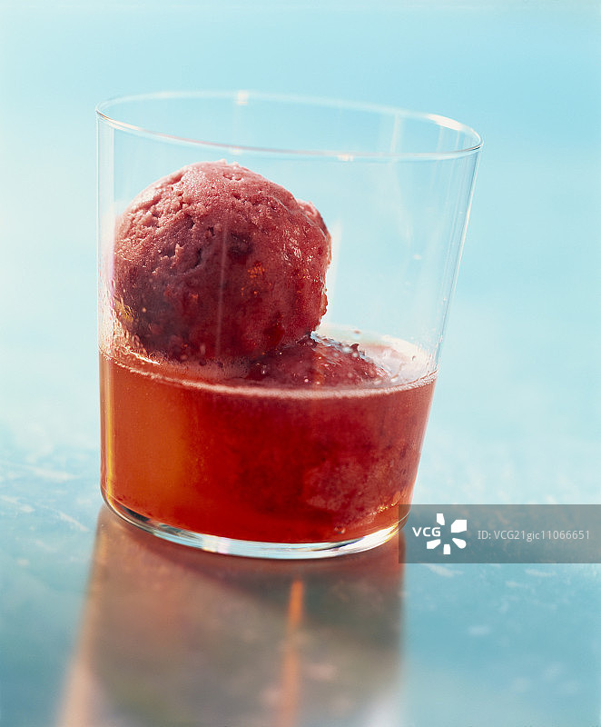 桃子冰糕配红香槟图片素材