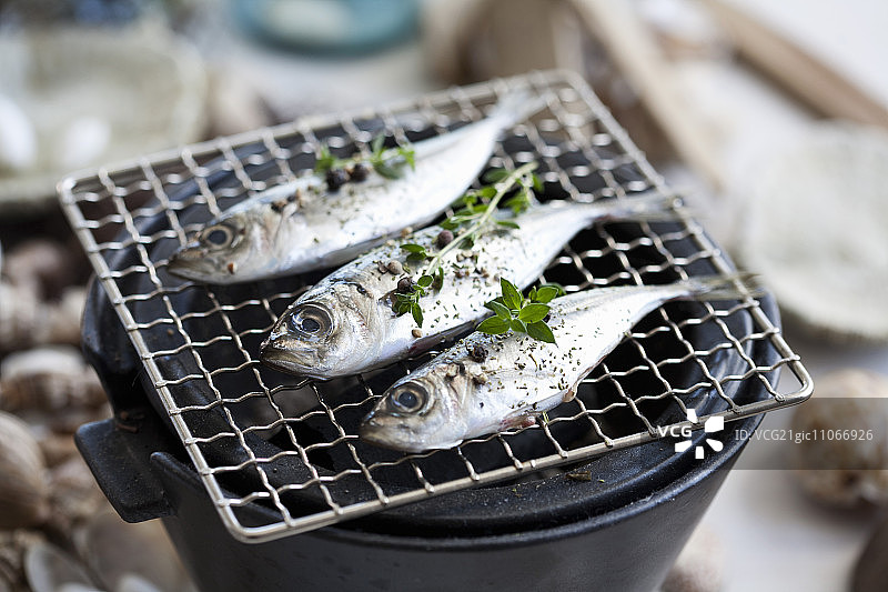 烤鱼，配芝麻、胡椒和百里香图片素材