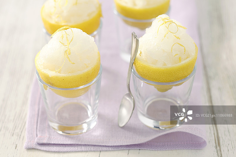 柠檬对半切开后装入柠檬冰沙图片素材