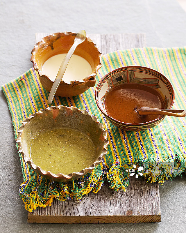 三种墨西哥酱汁图片素材