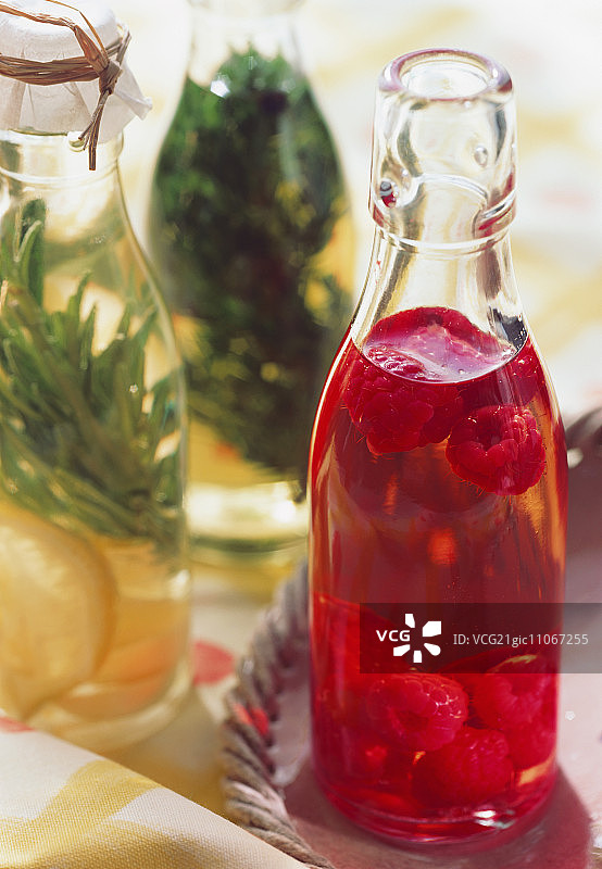 两瓶草本油和一瓶覆盆子醋图片素材