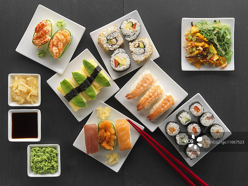方形盘子上的寿司图片素材