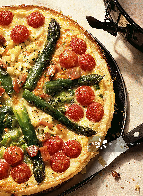 含绿色芦笋的蔬菜乳蛋饼图片素材