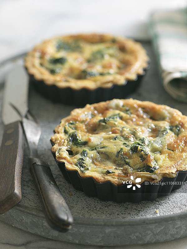两份菠菜蓝纹奶酪乳蛋饼图片素材