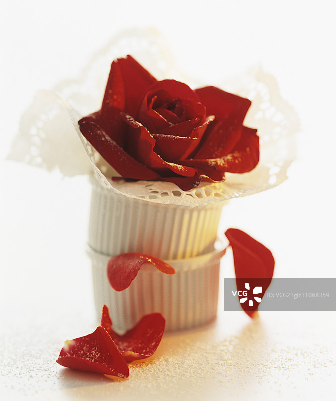 以拉面碗、小垫子和玫瑰为主题的静物图片素材