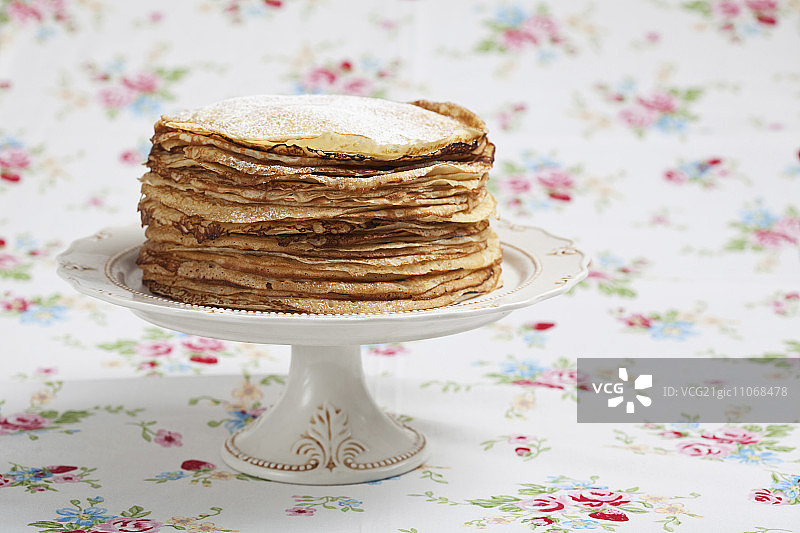 蛋糕架上的一叠薄烤饼图片素材