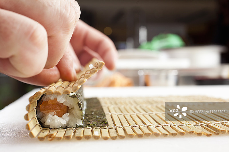 竹帘卷制寿司卷图片素材